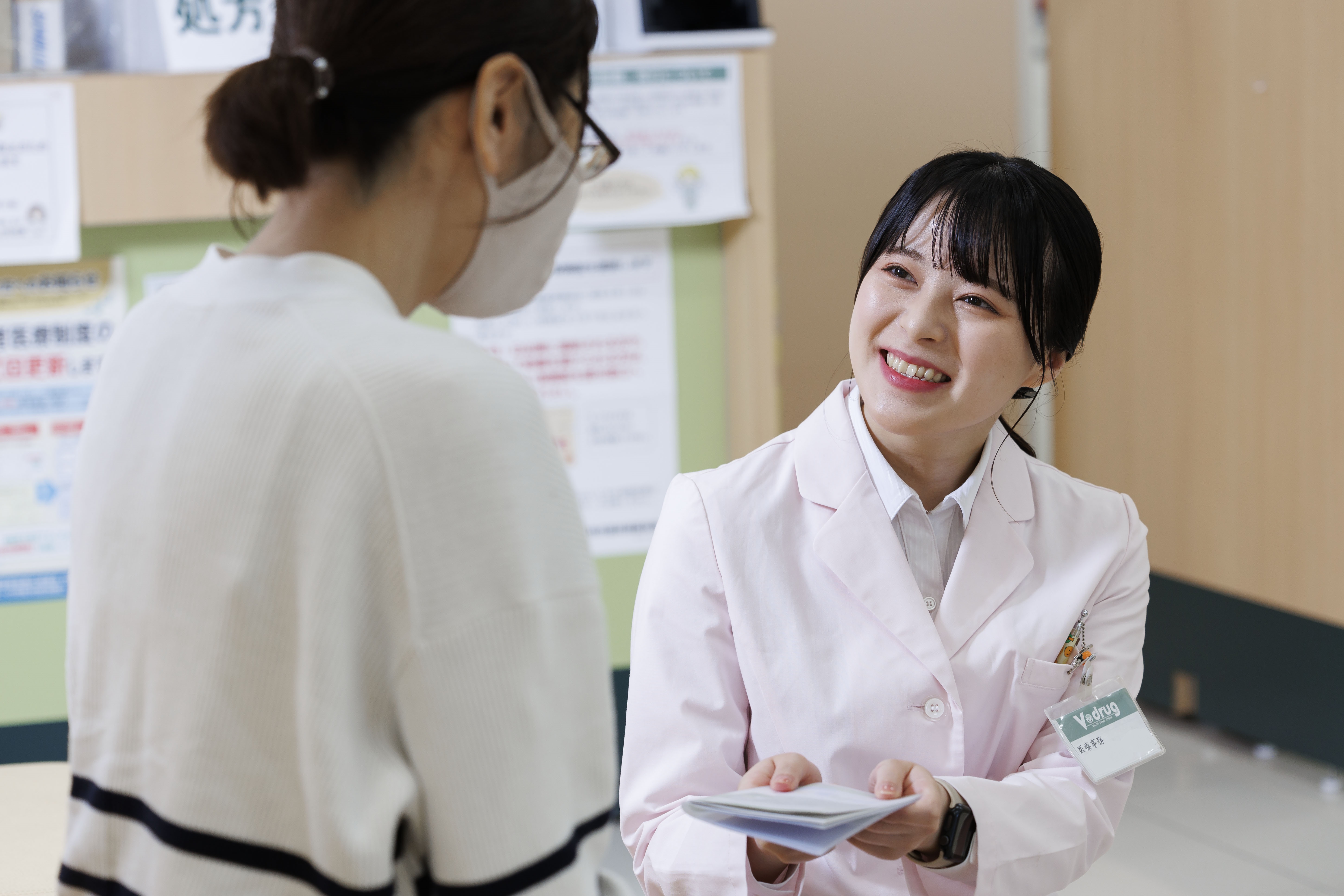 V・drugの調剤事務は「薬局の顔」として活躍しています！無資格未経験からスタートでき、医療業界にしっかり貢献できる職種です！たくさんの調剤事務が活躍するV・drugではいろいろな働き方があります！そのため、きっとあなたにピッタリな働き方がありますよ！