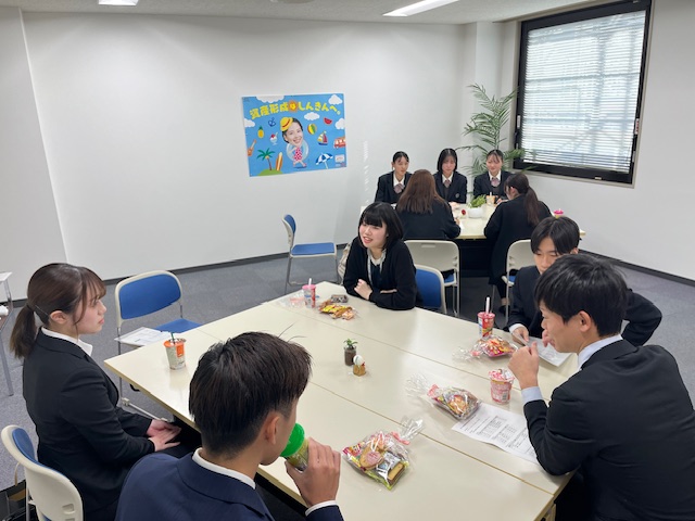 若手職員交流会の風景です!お菓子を食べながら・・・