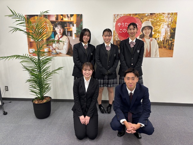 内定者交流会後の風景です!笑顔の中にも、少し緊張感・・・