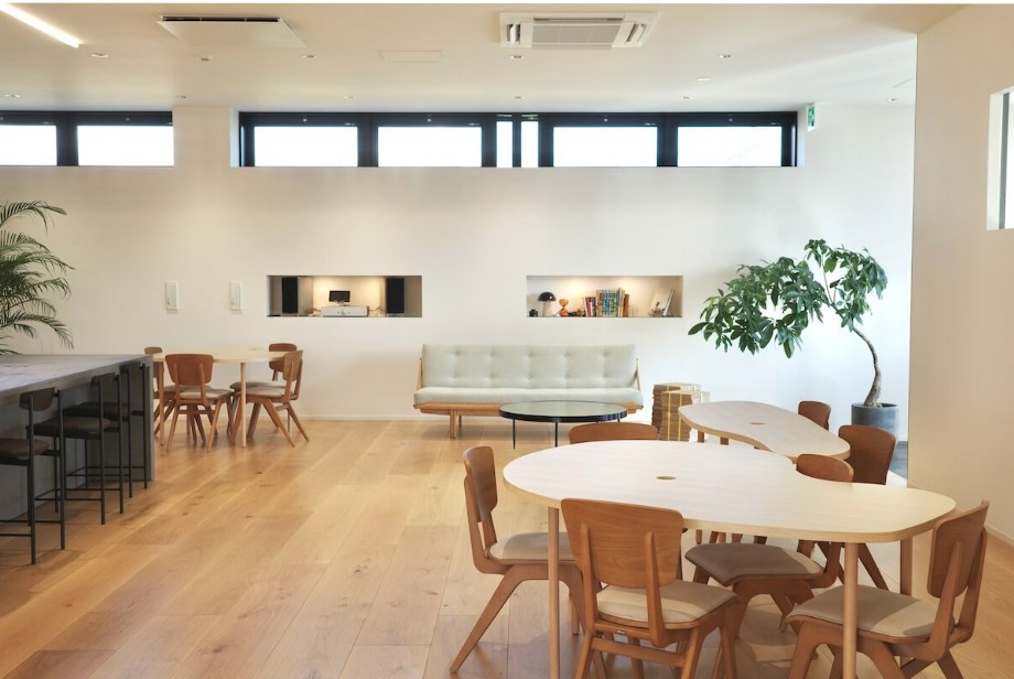 2階フリースペースでは休憩時間に社員が集まってきます！