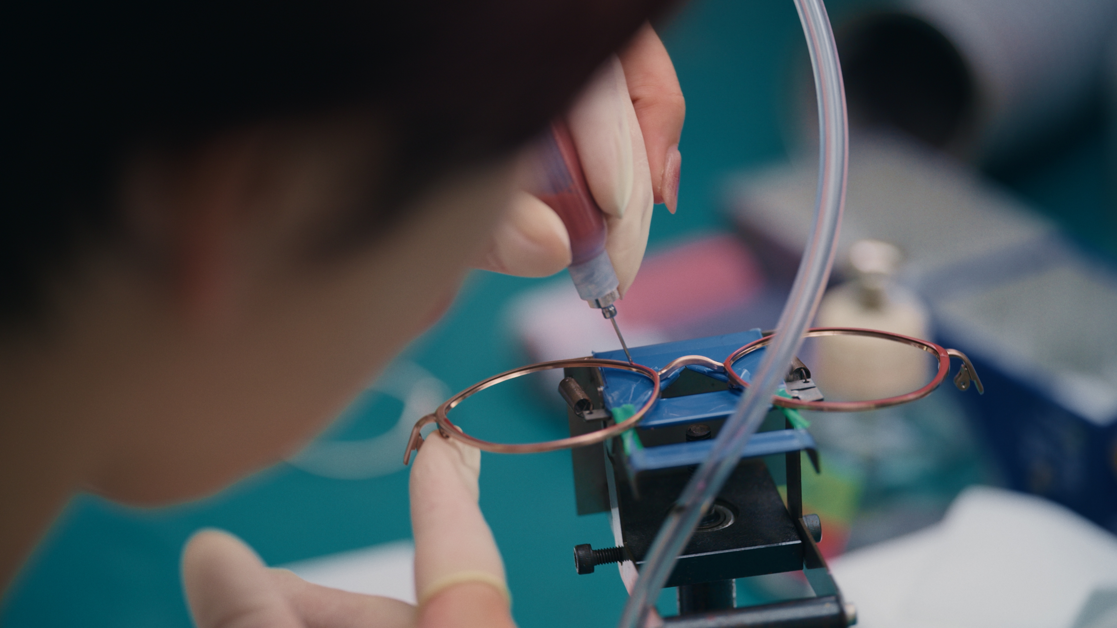 かけるとふわっと心が軽くなる眼鏡は、繊細な職人技から。