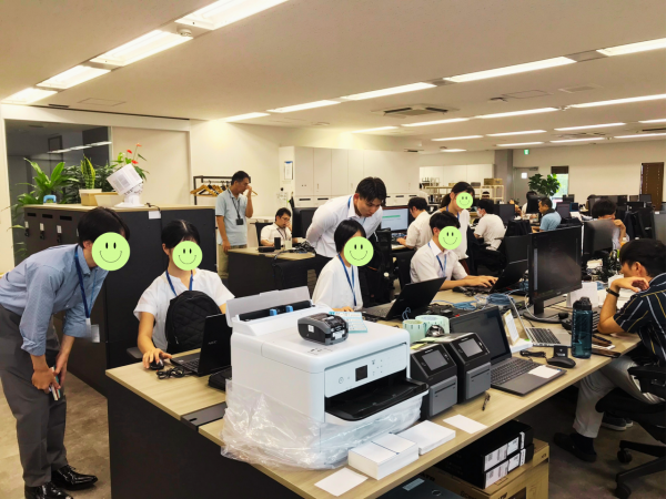 社員がそばでサポートする環境で、実務を体験できます。